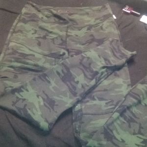 Jessica Simpson size large the warm up camo leggings